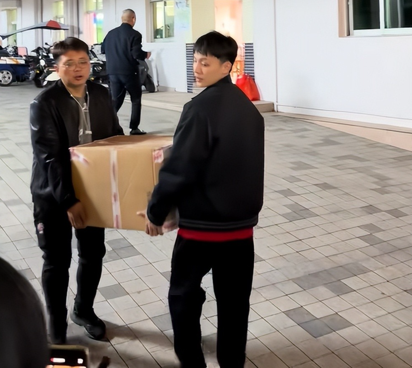 小鸟体育官方入口-徐杰买年货回家探望父母！随后前往男篮报到，无缘与上海的淘汰赛